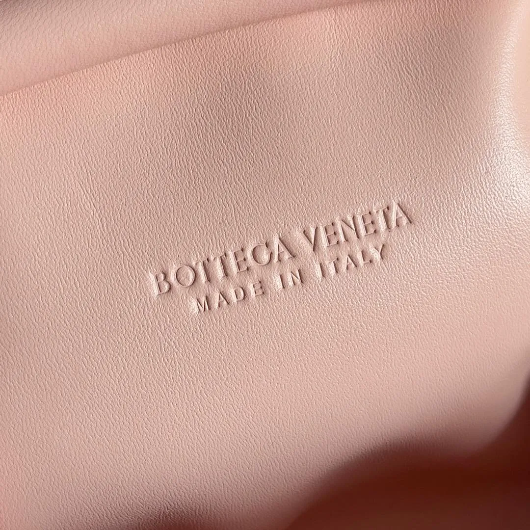 Batch 1880 BOTTEGA VENETA LAUREN 1980 small clutch bag is new! The small size that many people squat on is finally here. The self-adjustable zipper is a highlight of this bag. After being removed, it can be used as a handbag for important occasions. One bag unlocks two carrying methods at the same time. It is practical and has a unique sense of structure and beautiful lines. It is more elegant than a small cloud. It is a tribute to the classics and the pursuit of modernity. Style number: 804038 Size: 27*15*8cm
